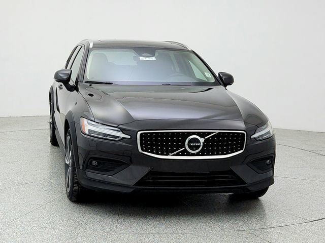 Certified 2025 Volvo V60 B5 Cross Country Plus image 2