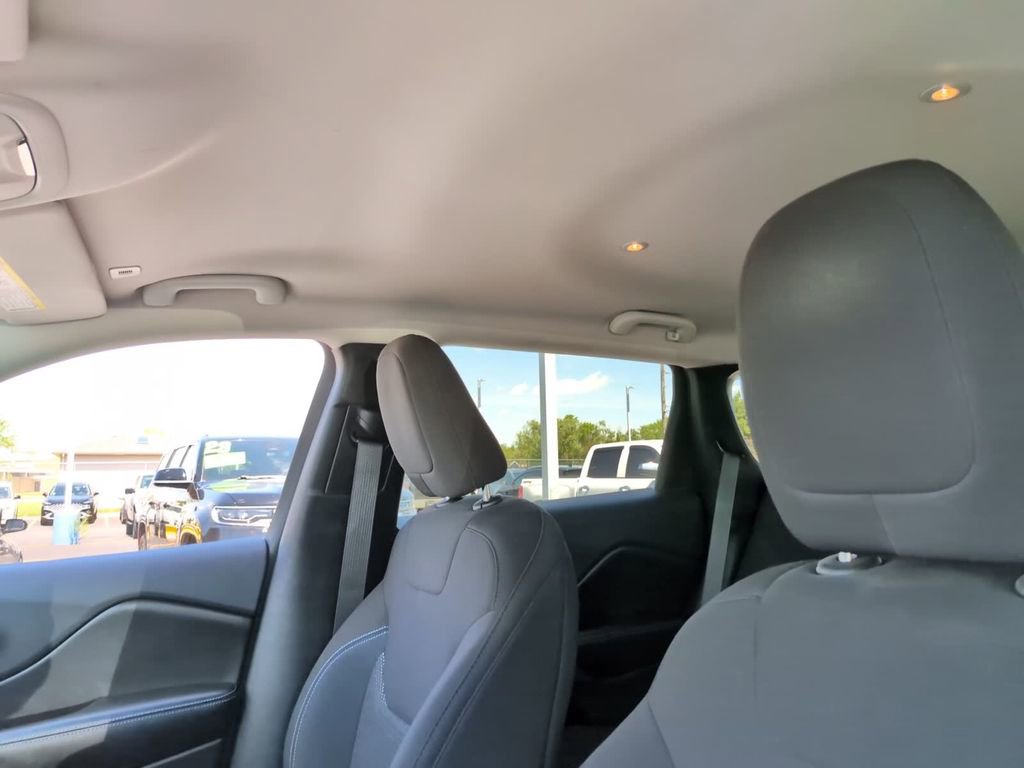 Used 2019 Jeep Cherokee Latitude w/ Cold Weather Group AWD/4WD image 29