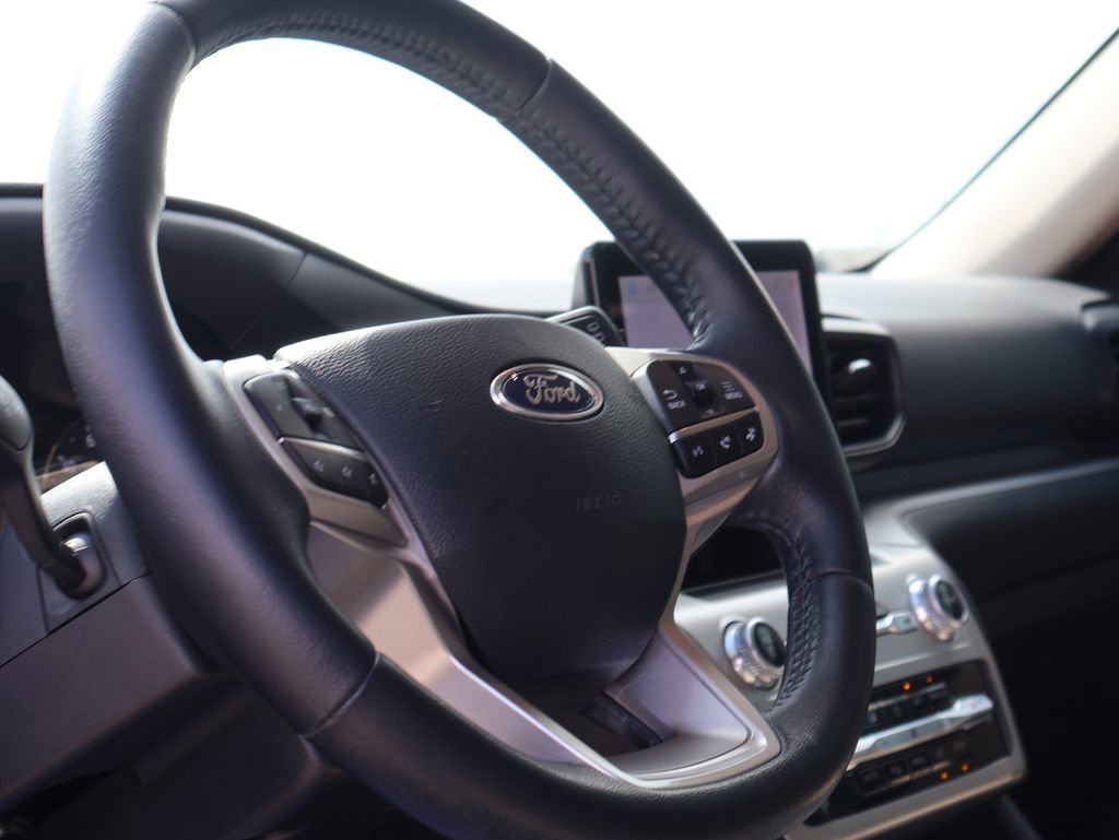 Used 2022 Ford Explorer XLT image 26