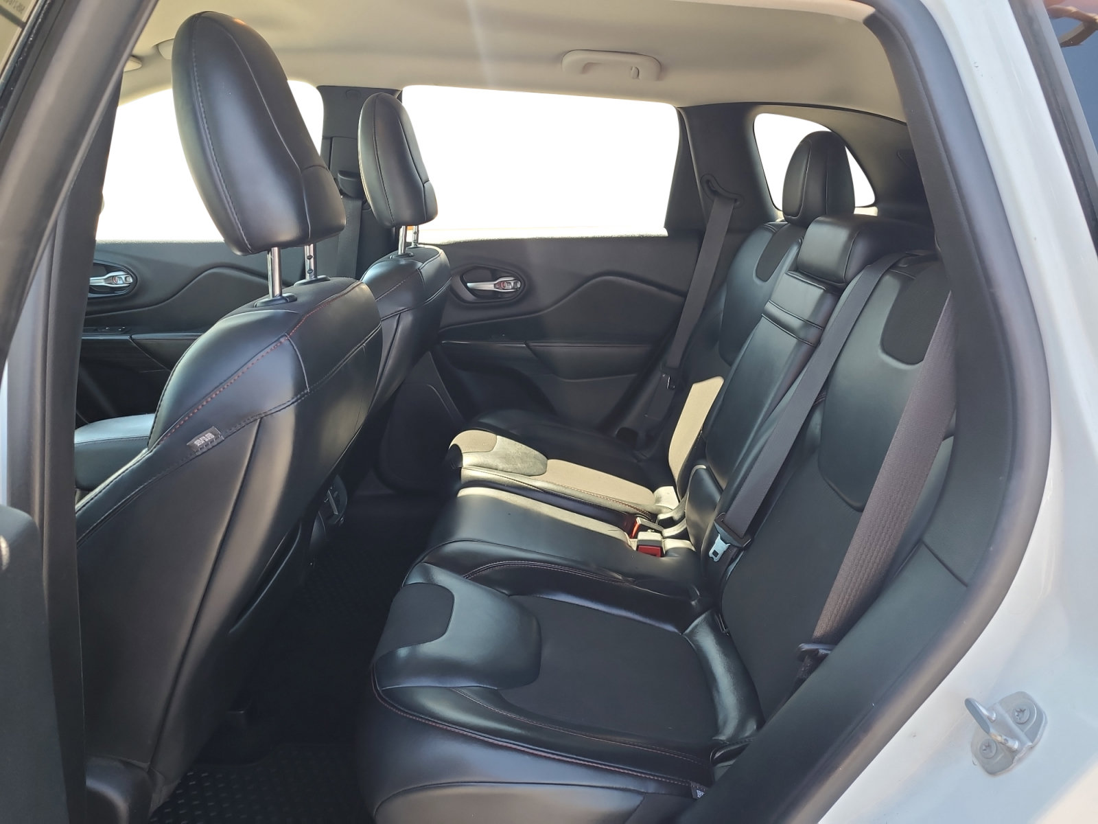 Used 2015 Jeep Cherokee Trailhawk AWD/4WD image 23