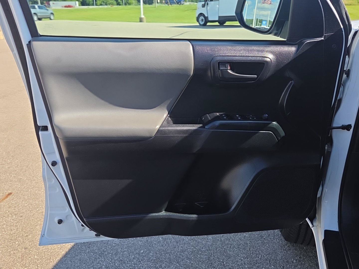 Used 2020 Toyota Tacoma SR AWD/4WD image 17