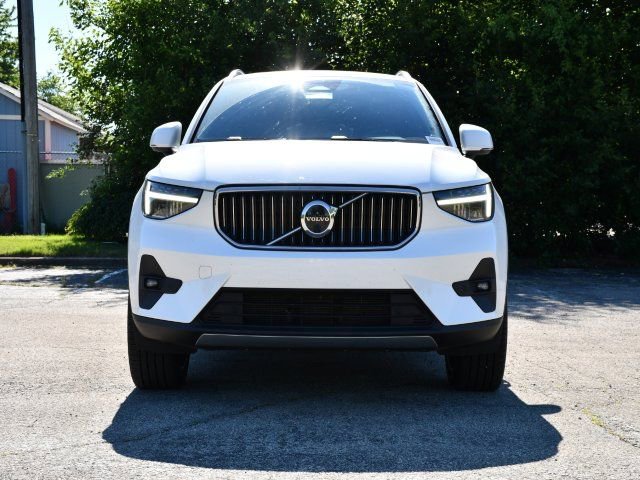 Used 2023 Volvo XC40 B5 Plus w/ Driver Assist Package AWD/4WD image 2
