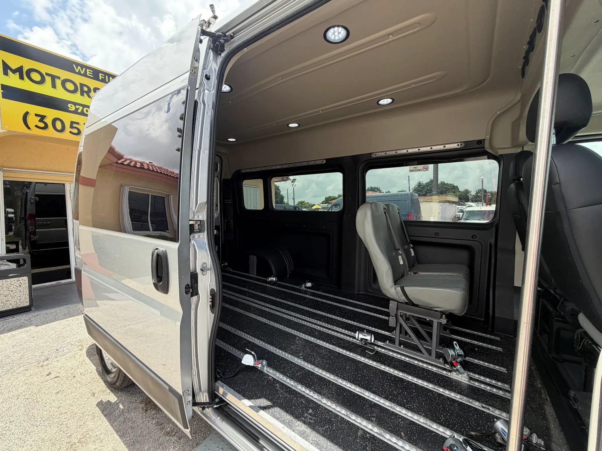 Used 2020 RAM ProMaster 2500 w/ Premium Appearance Group FWD image 8