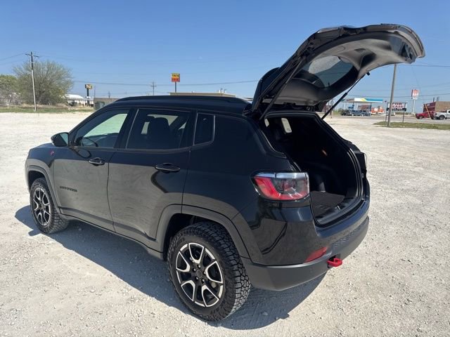 Used 2025 Jeep Compass Trailhawk image 3