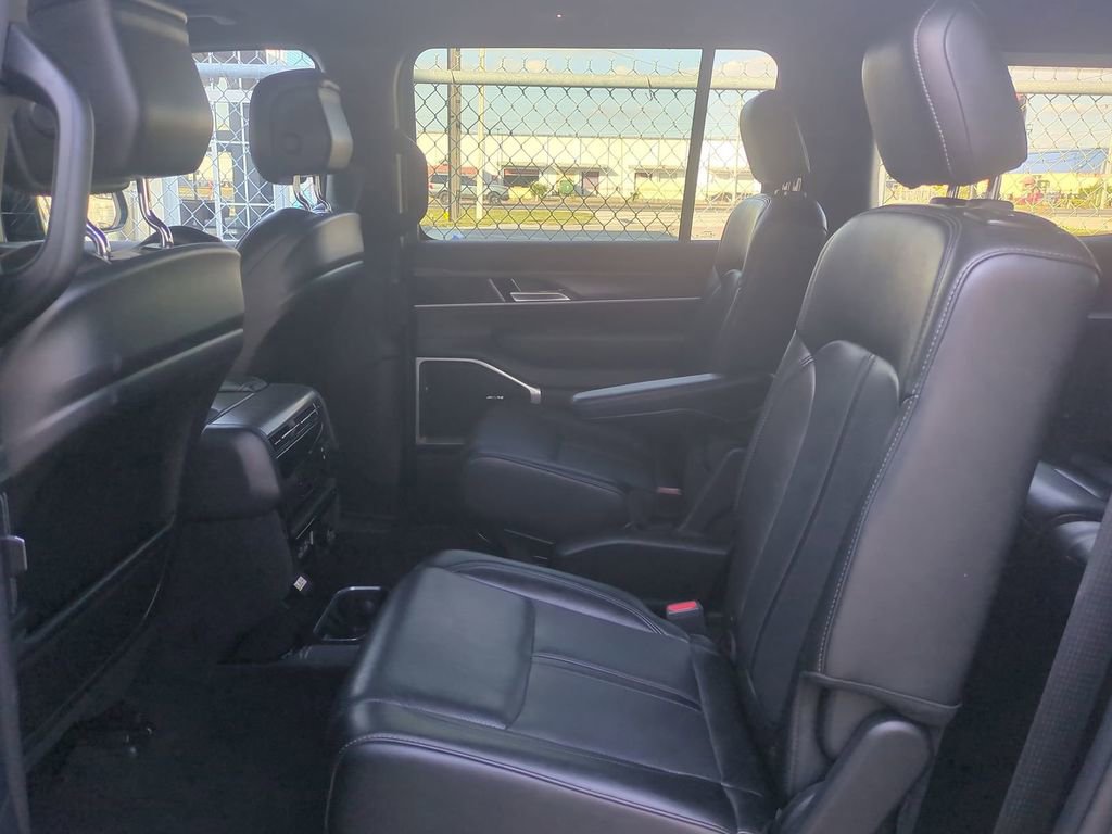 Used 2024 Jeep Wagoneer Series II image 17