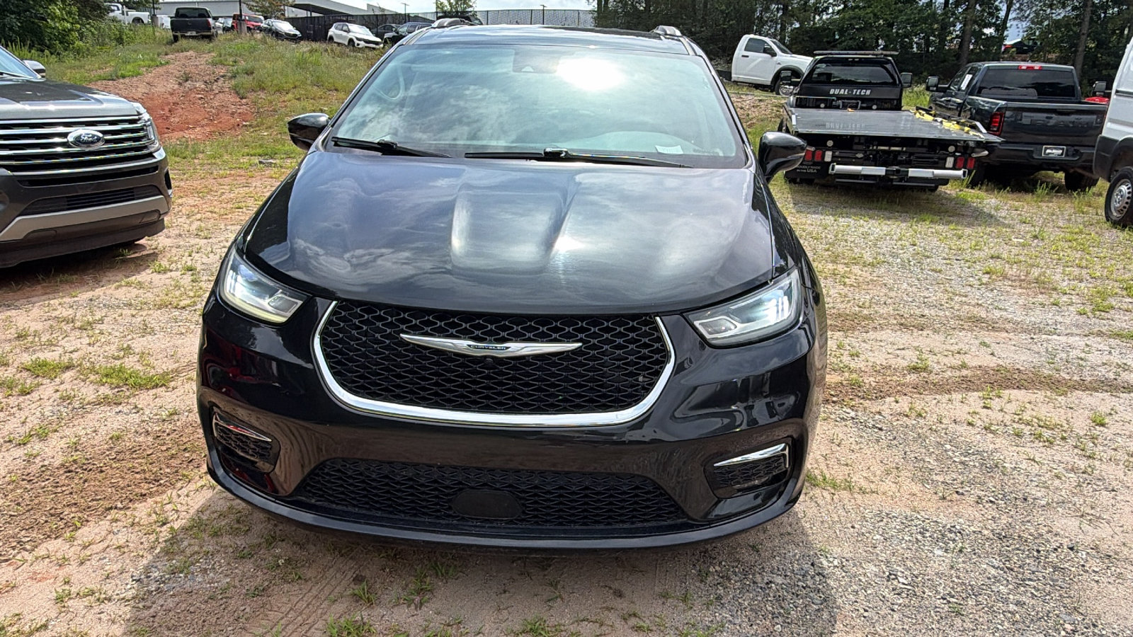 Used 2021 Chrysler Pacifica Touring-L FWD image 3