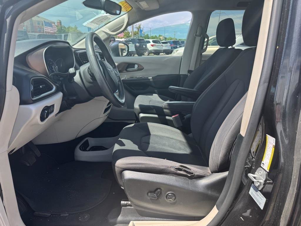 Used 2017 Chrysler Pacifica LX FWD image 13