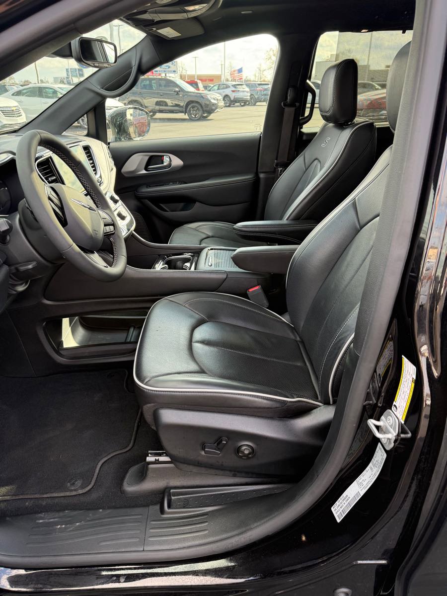 Used 2025 Chrysler Pacifica Limited image 10