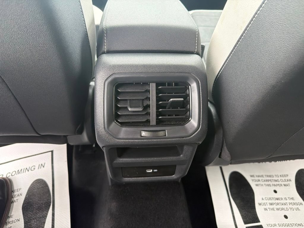 Used 2025 Volkswagen Taos SE AWD/4WD image 17