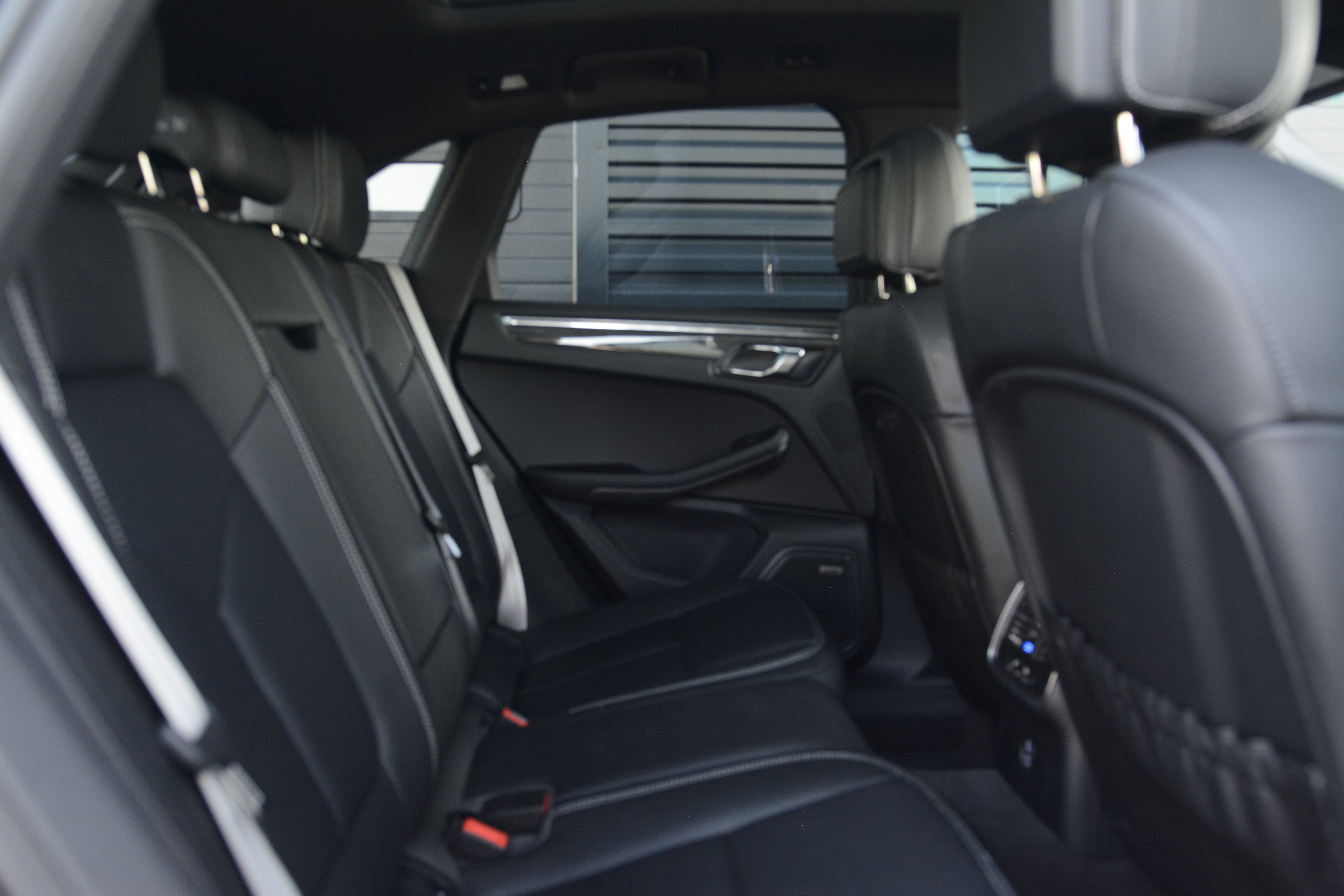 Certified 2026 Porsche Macan Turbo AWD/4WD image 26