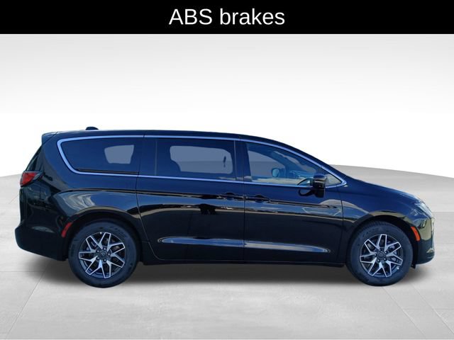 New 2027 Chrysler Pacifica Limited w/ Family Tech Group AWD/4WD image 6