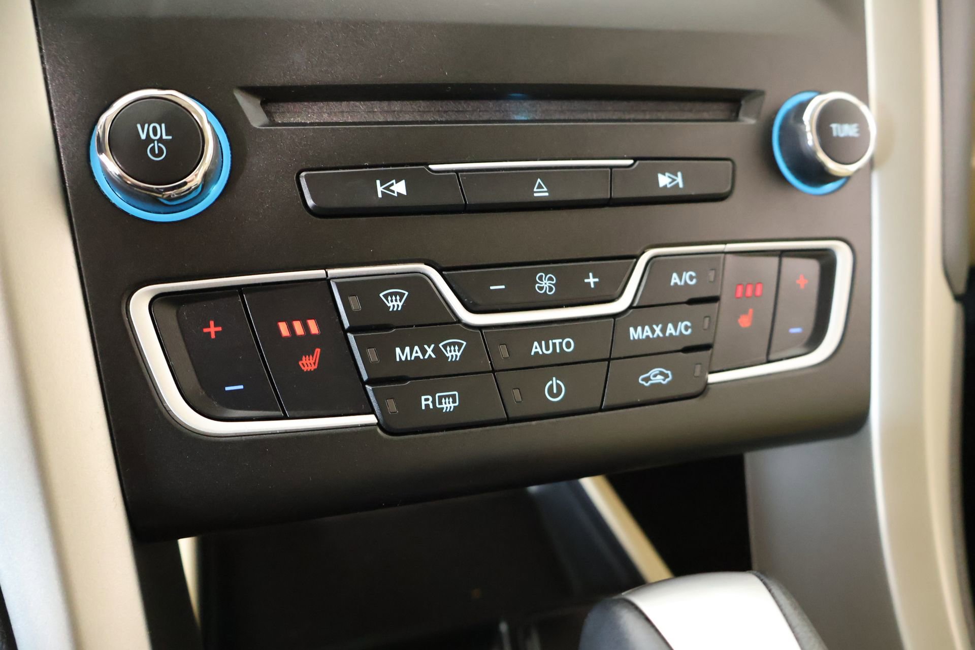 Used 2016 Ford Fusion SE w/ Equipment Group 202A FWD image 7