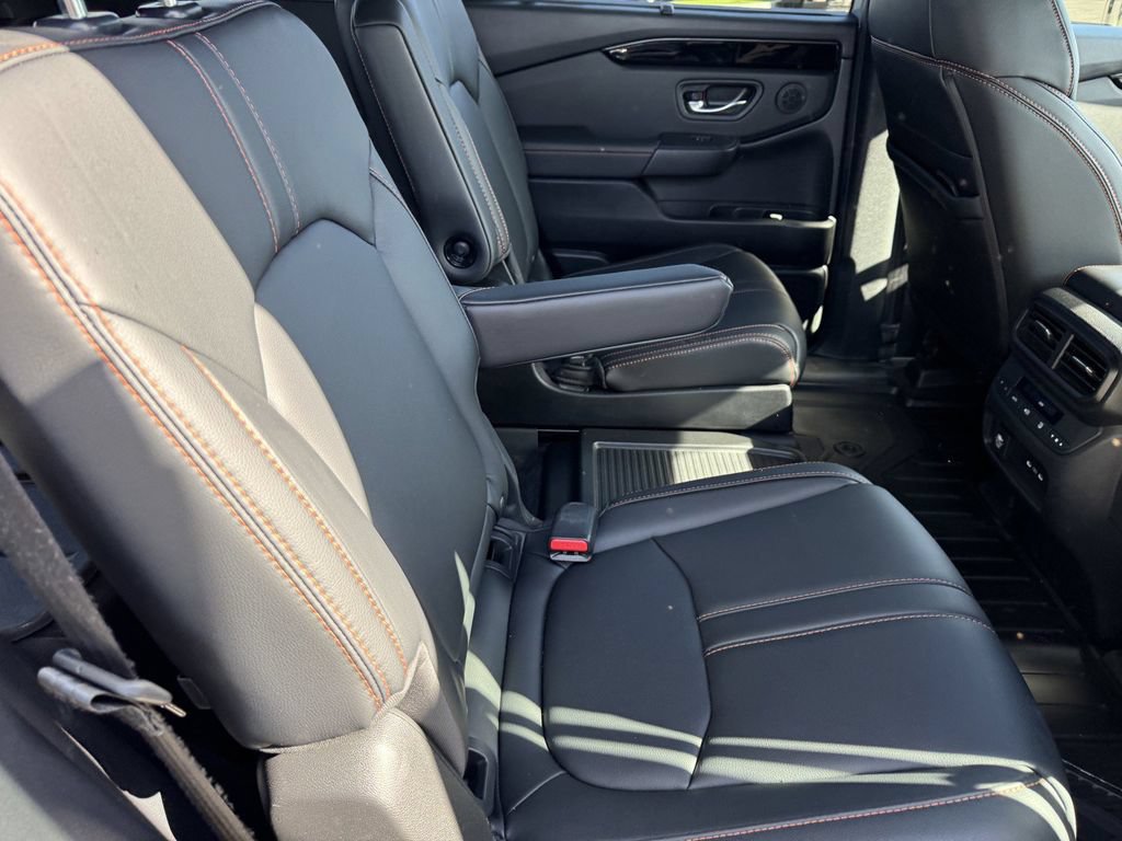 Used 2025 Honda Pilot TrailSport image 11