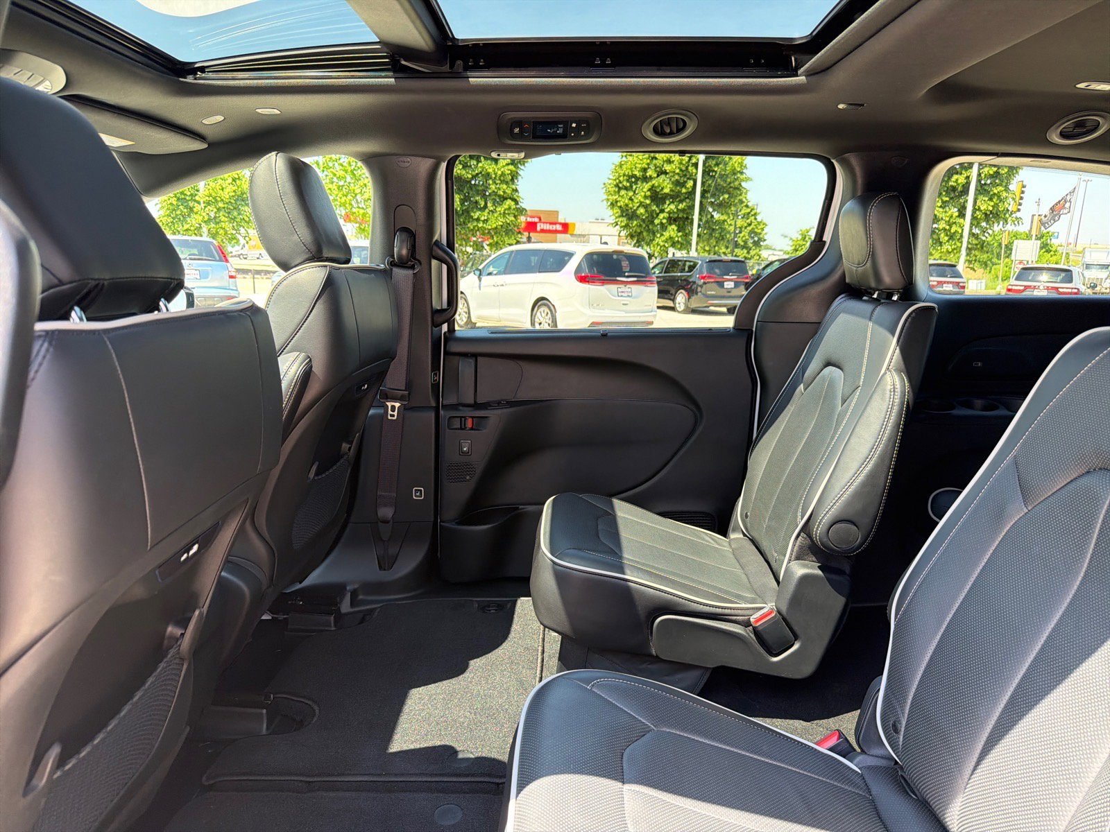 Used 2026 Chrysler Pacifica Limited FWD image 21