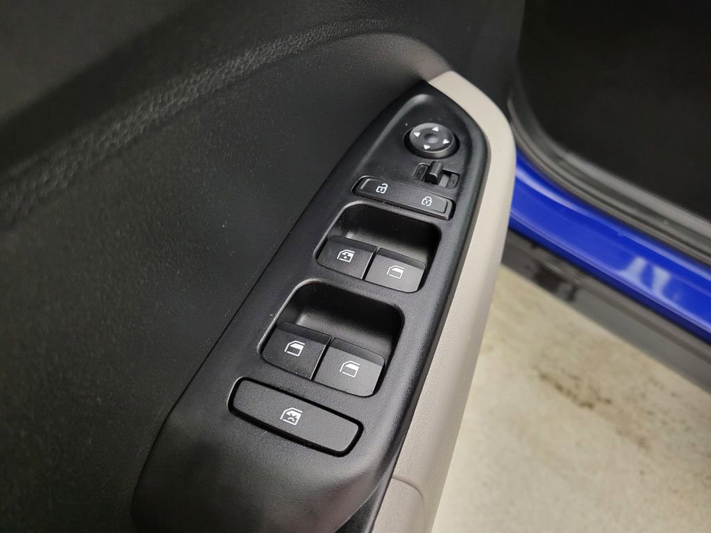 Used 2025 Hyundai Venue SEL image 23