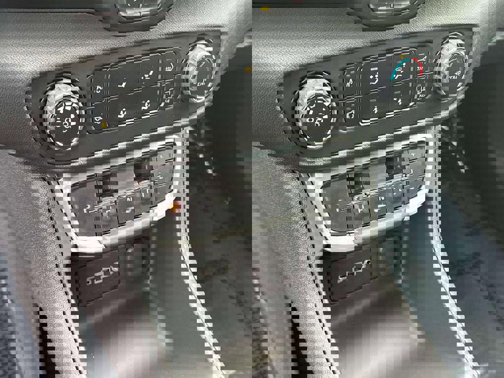 Used 2024 GMC Terrain SLE image 30