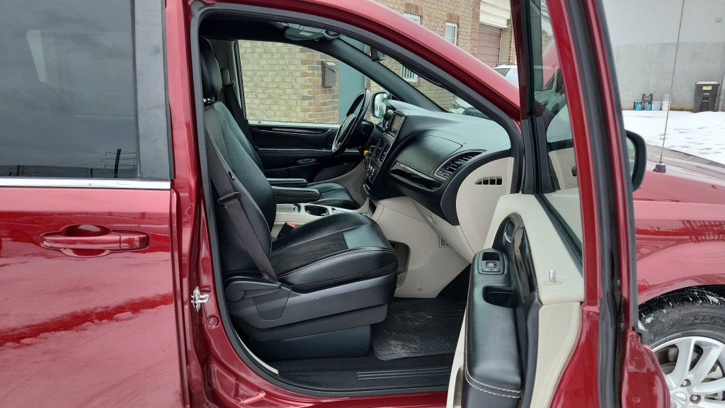 Used 2019 Dodge Grand Caravan SXT w/ Rear Park Assist Package image 20