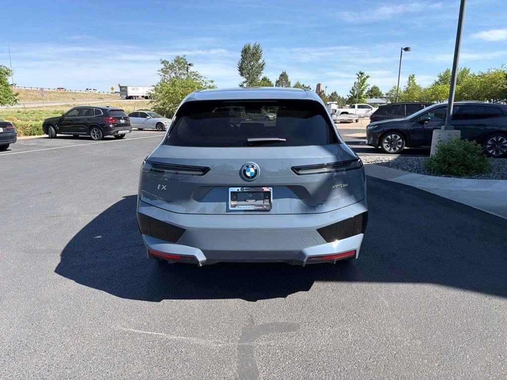 Used 2023 BMW iX xDrive50 w/ Sport Package AWD/4WD image 4
