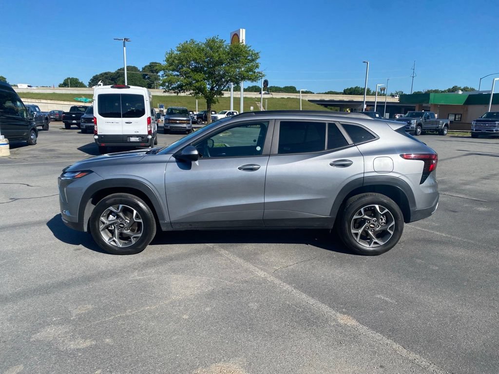 Used 2025 Chevrolet Trax LT w/ LT Convenience Package FWD image 4