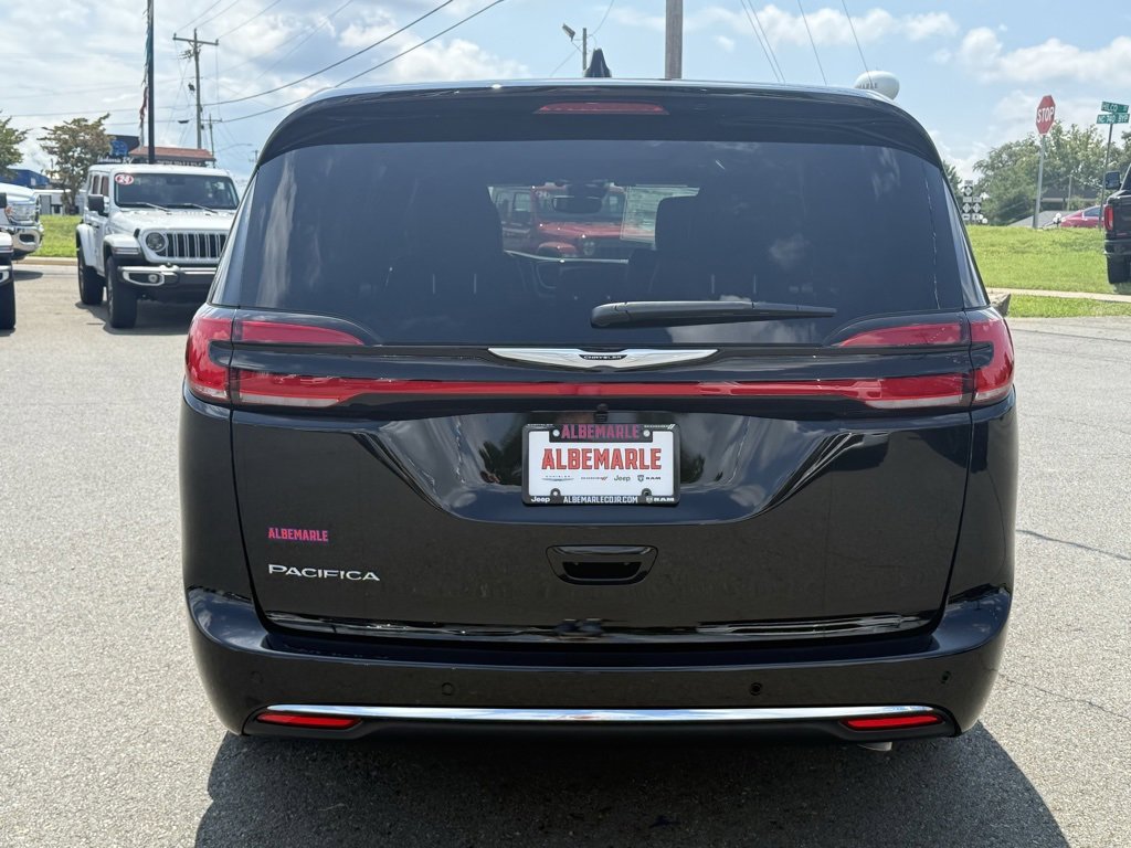 New 2026 Chrysler Pacifica Select image 4