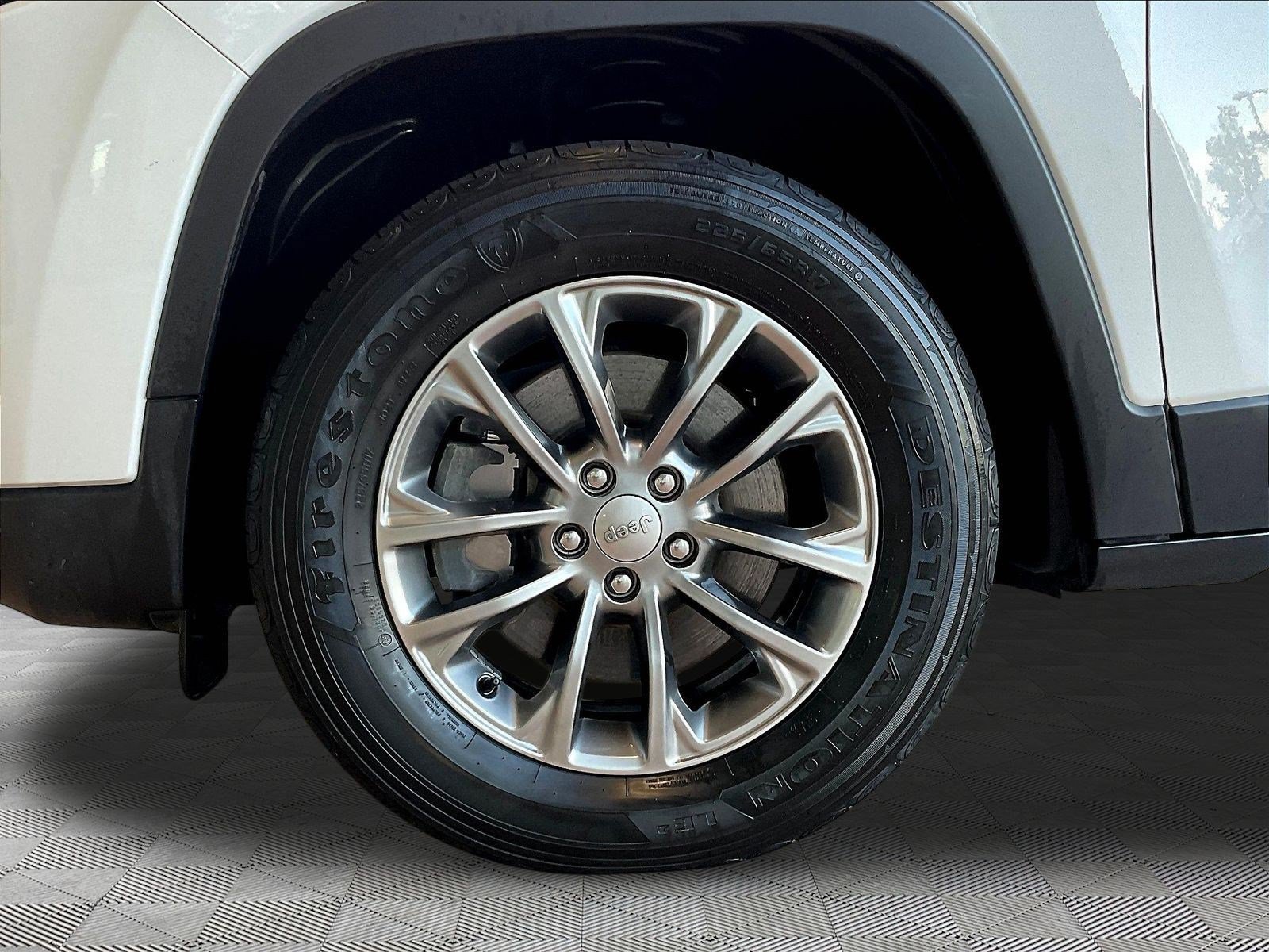 Used 2019 Jeep Cherokee Latitude Plus w/ Comfort/Convenience Group AWD/4WD image 32