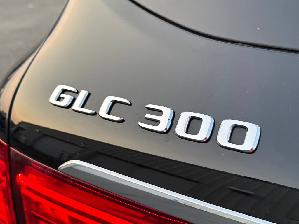 Used 2019 Mercedes-Benz GLC 300 4MATIC w/ Premium Package image 11