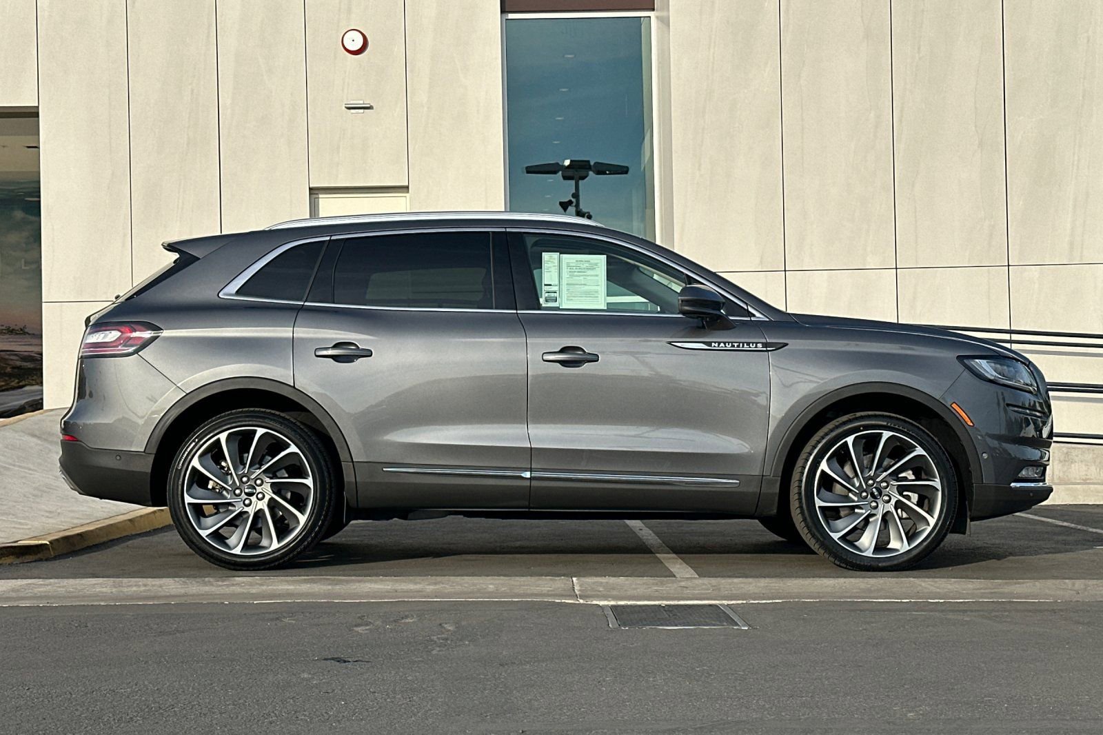 Used 2022 Lincoln Nautilus Reserve w/ Equipment Group 202A image 2