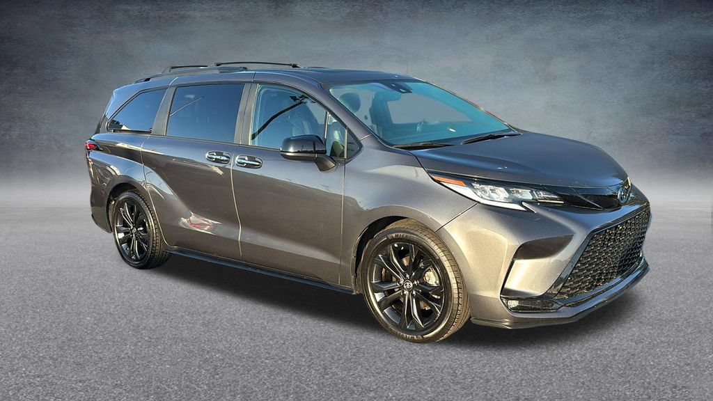 Used 2025 Toyota Sienna XSE FWD image 3