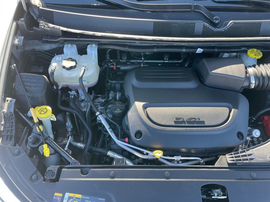 Used 2025 Chrysler Pacifica Limited image 41