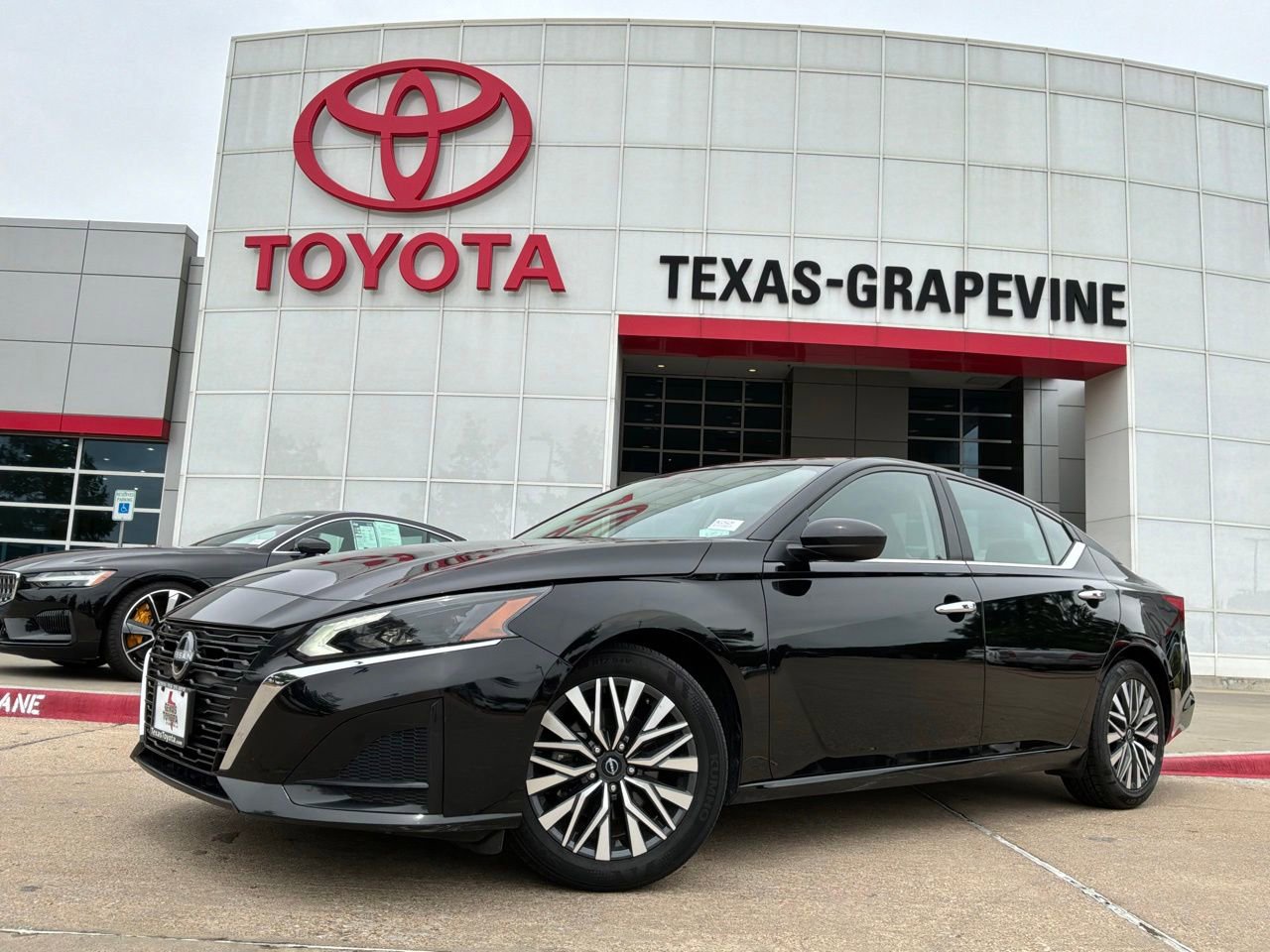 Used 2025 Nissan Altima 2.5 SV FWD image 2