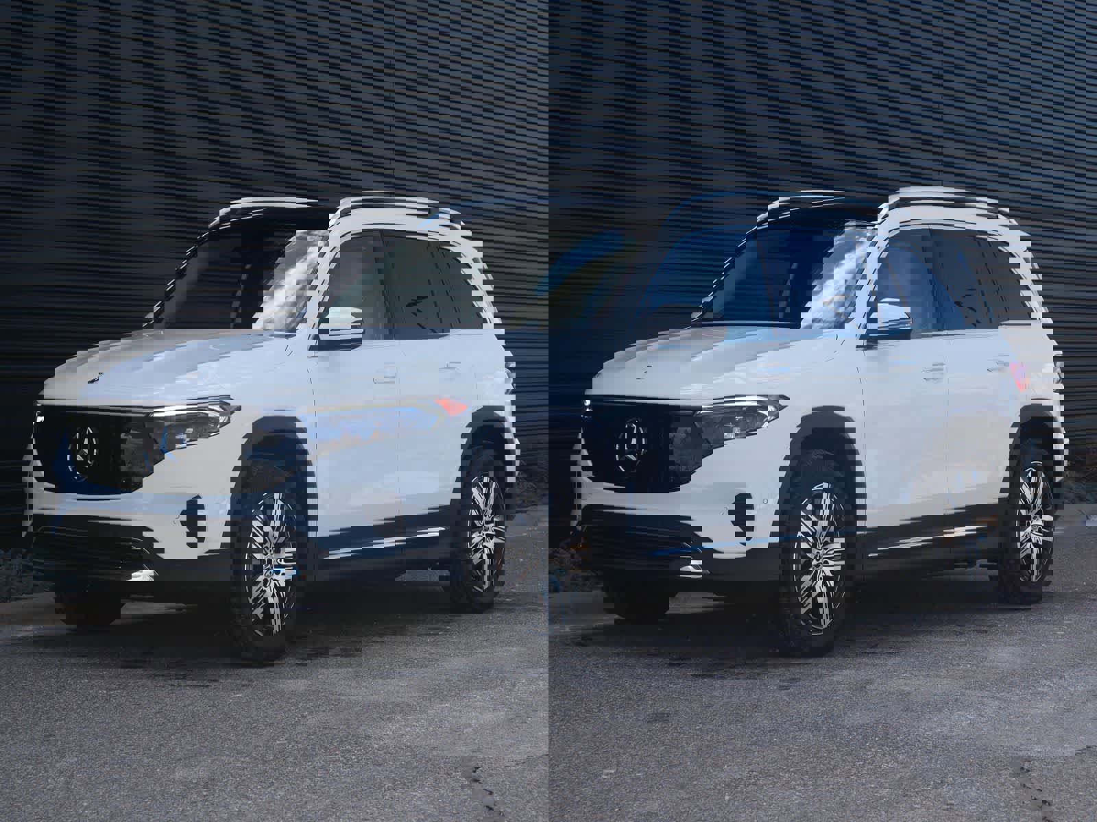 Used 2025 Mercedes-Benz EQB 300 4MATIC image 1