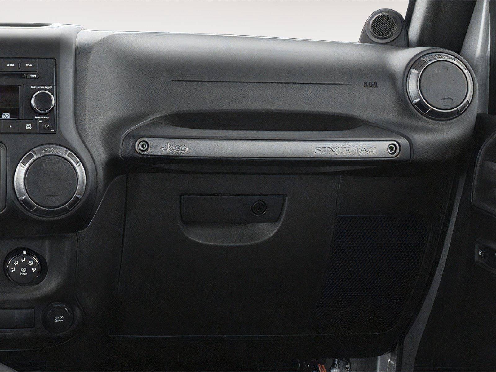 Used 2014 Jeep Wrangler Unlimited Sahara w/ Connectivity Group AWD/4WD image 12