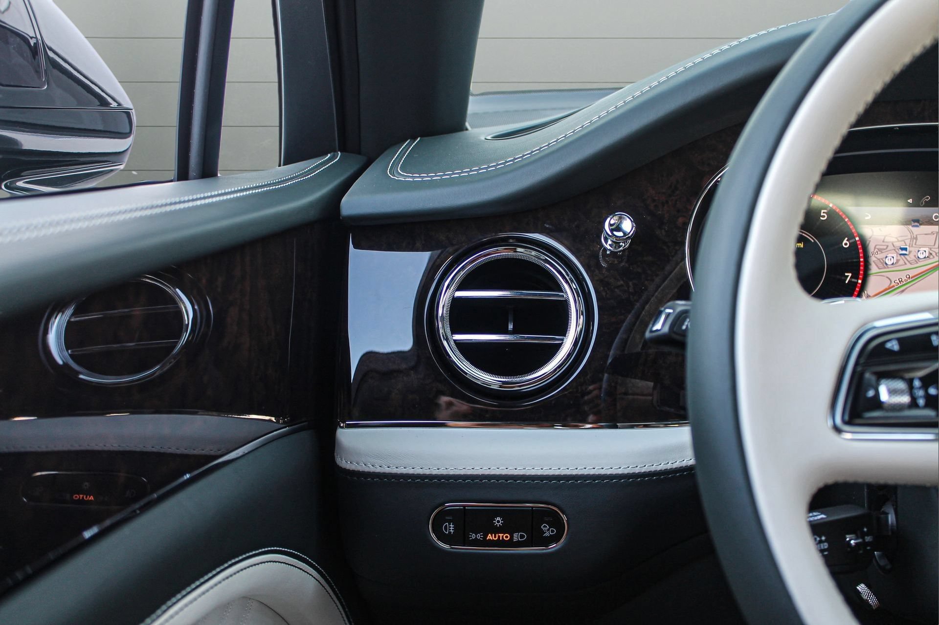 Certified 2024 Bentley Bentayga Extended Wheelbase AWD/4WD image 36