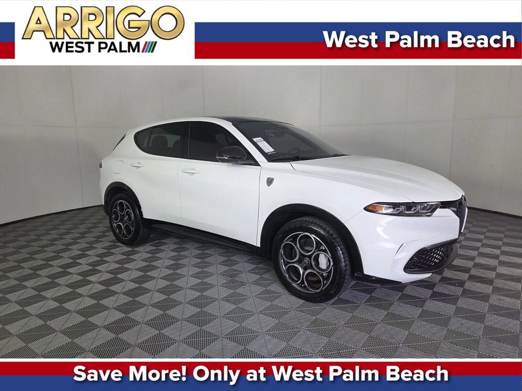 Used 2025 Alfa Romeo Tonale w/ Premium Package AWD/4WD image 1