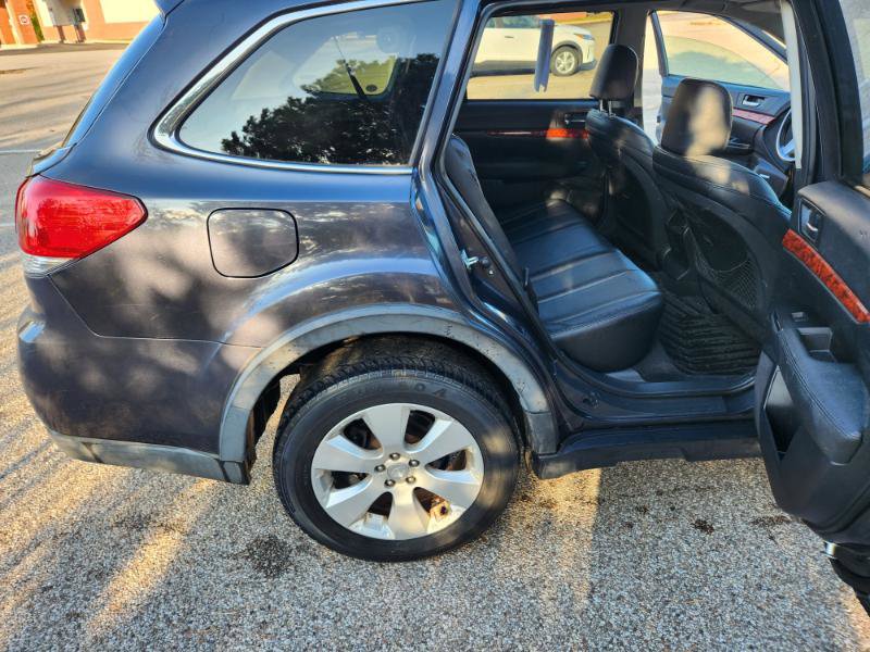 Used 2010 Subaru Outback 2.5i Limited image 16