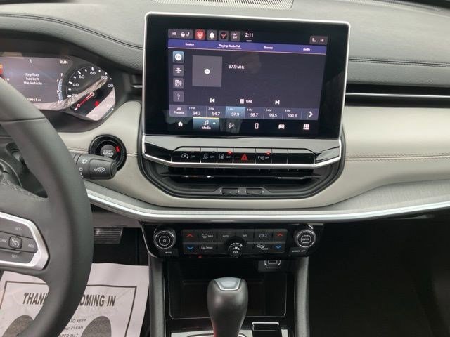 Used 2025 Jeep Compass Limited image 10