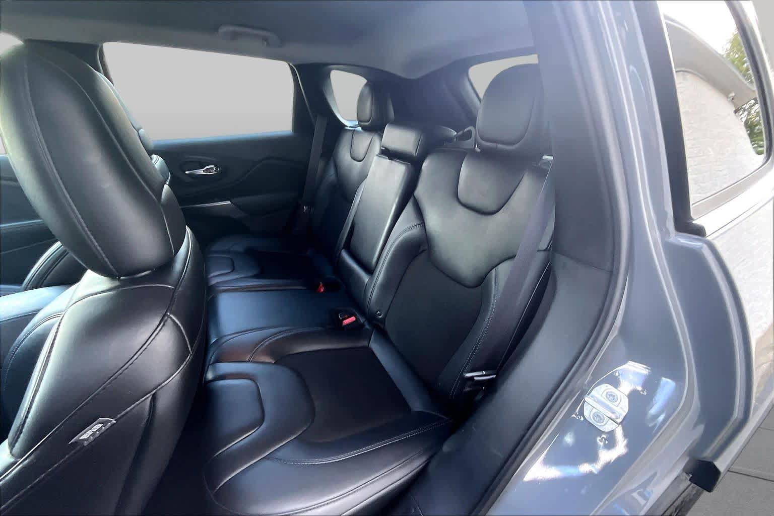Used 2019 Jeep Cherokee Latitude Plus AWD/4WD image 20
