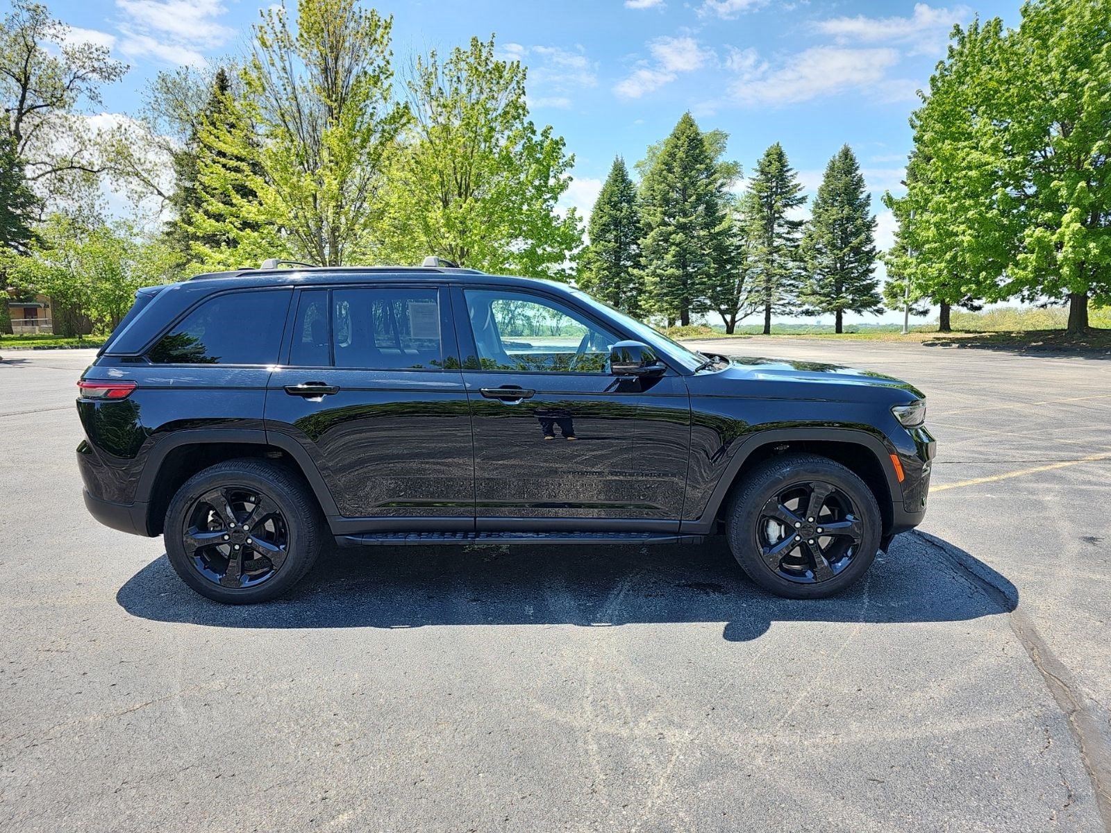 Used 2023 Jeep Grand Cherokee Limited w/ Luxury Tech Group II AWD/4WD image 7