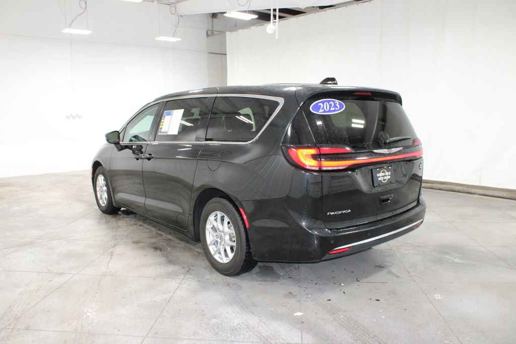 Used 2023 Chrysler Pacifica Touring-L FWD image 7