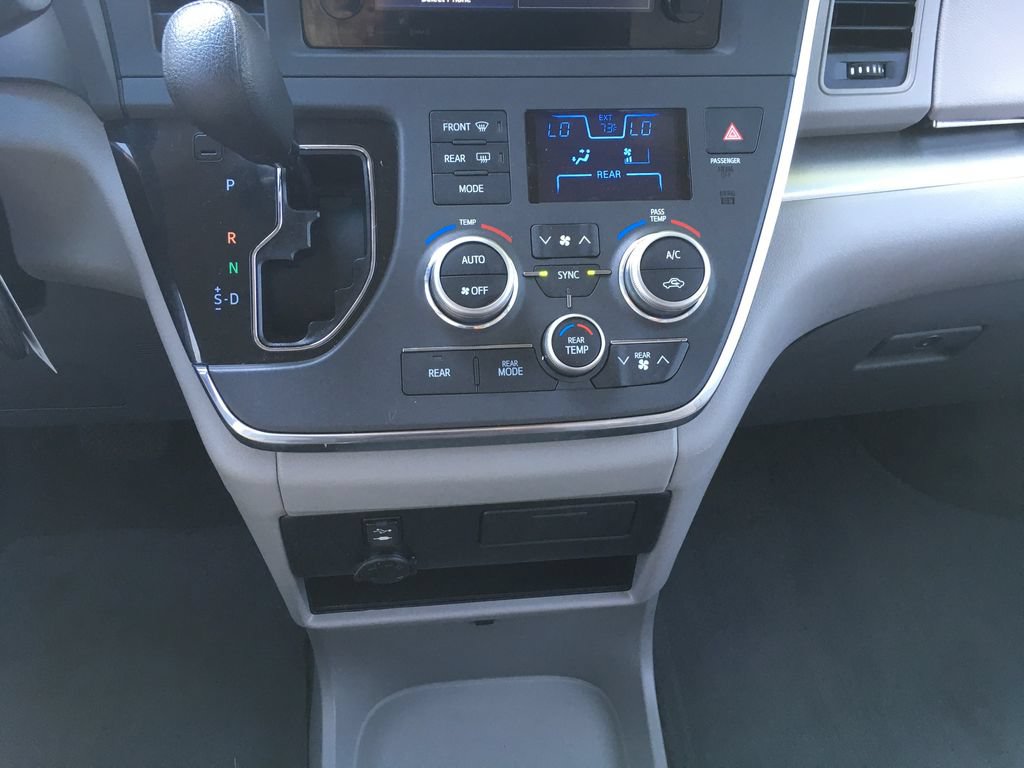 Used 2017 Toyota Sienna LE FWD image 17