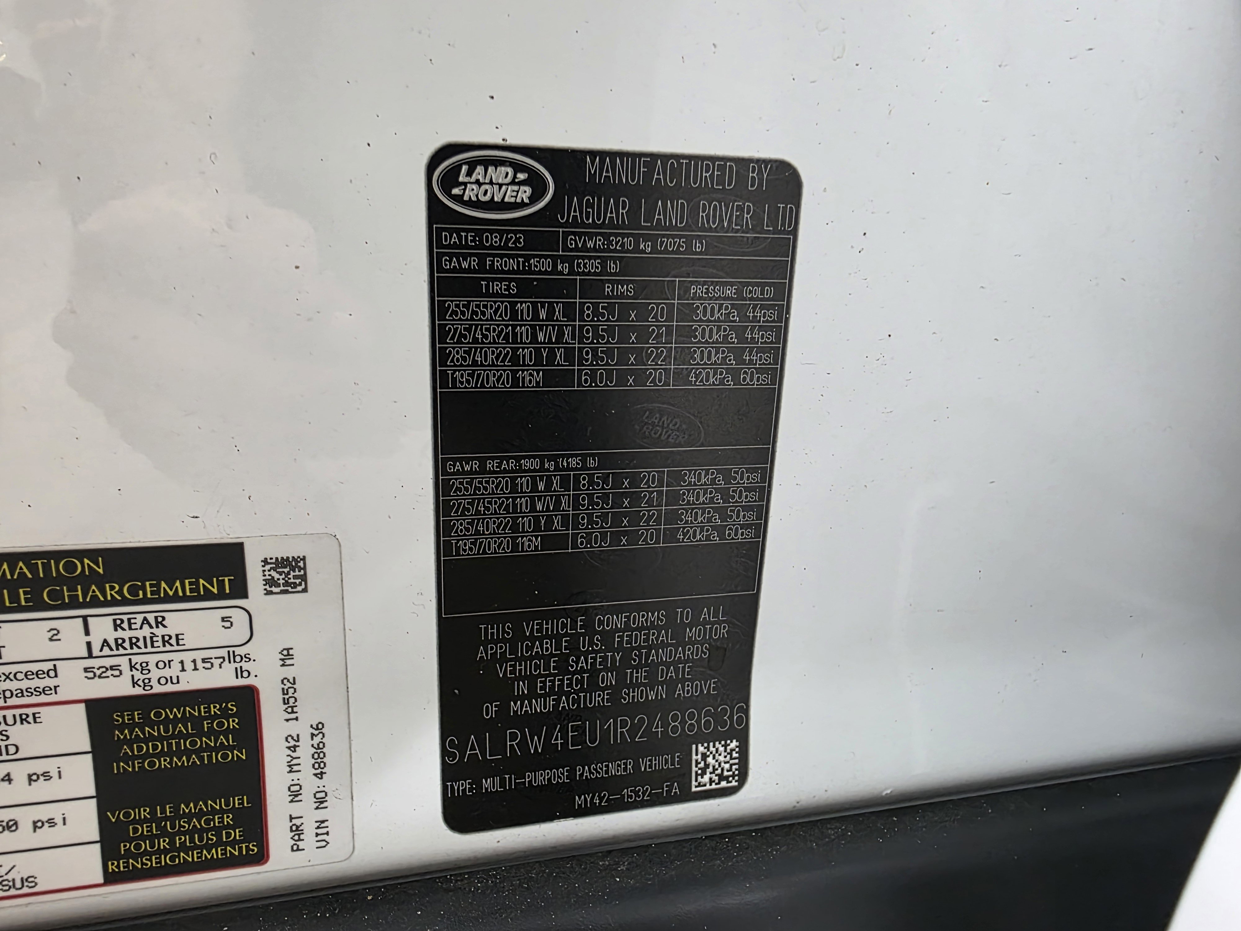 Used 2024 Land Rover Discovery Metropolitan Edition image 35