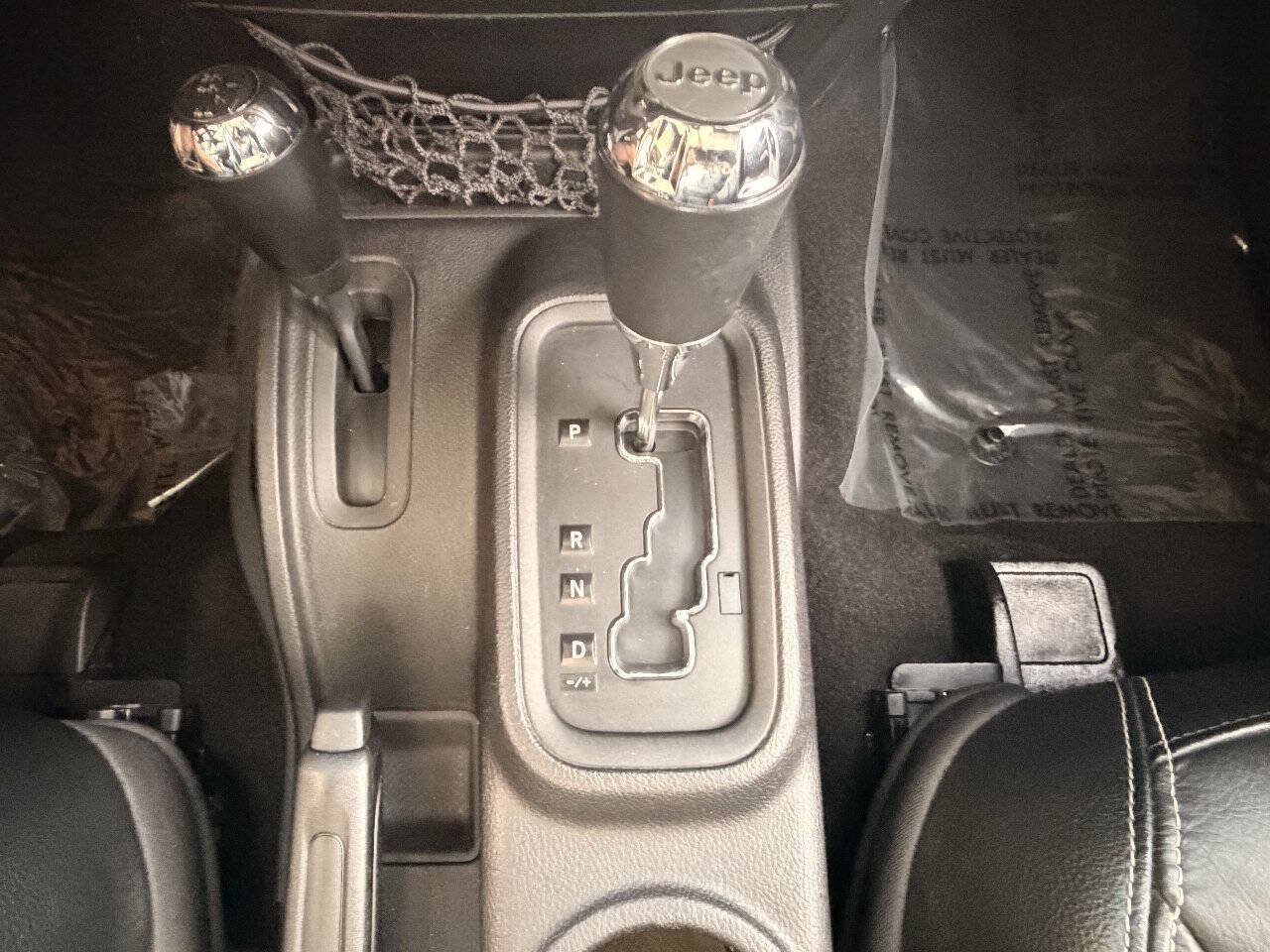Used 2016 Jeep Wrangler Sahara w/ Dual Top Group AWD/4WD image 23