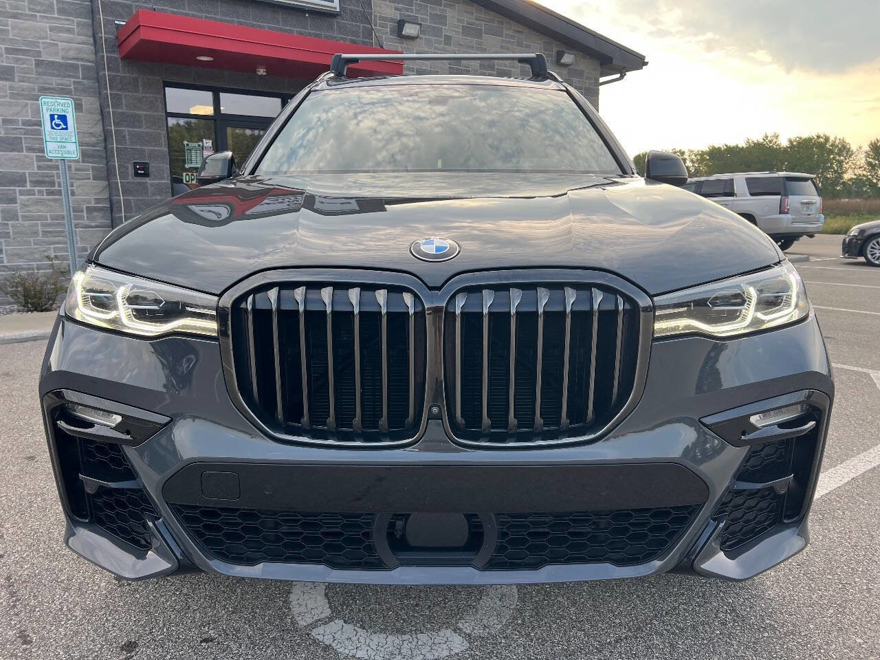 Used 2022 BMW X7 xDrive40i w/ M Sport Package image 2