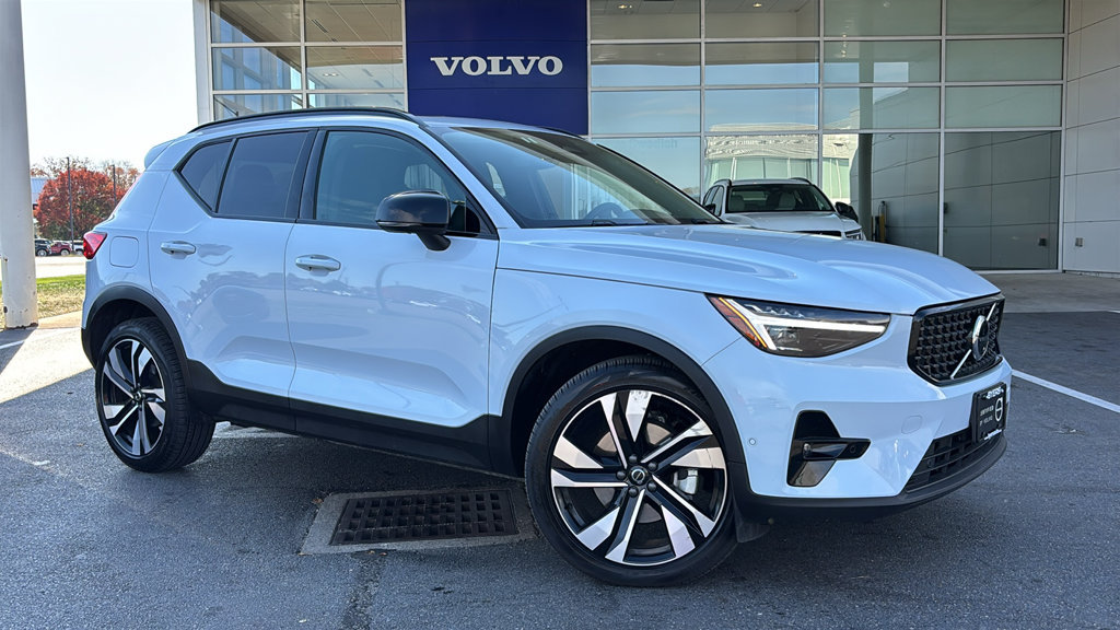 Certified 2026 Volvo XC40 B5 Plus AWD/4WD image 3