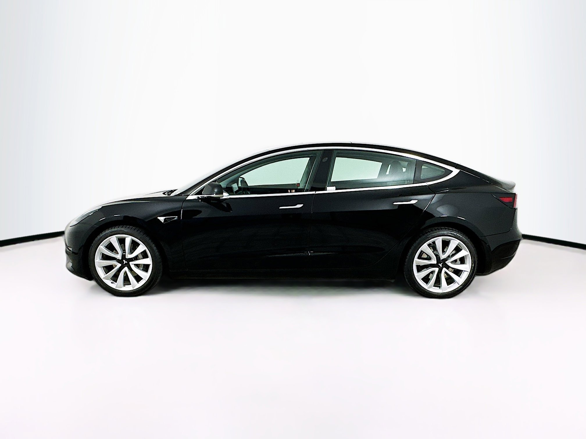 Used 2019 Tesla Model 3 Standard Range Plus image 4