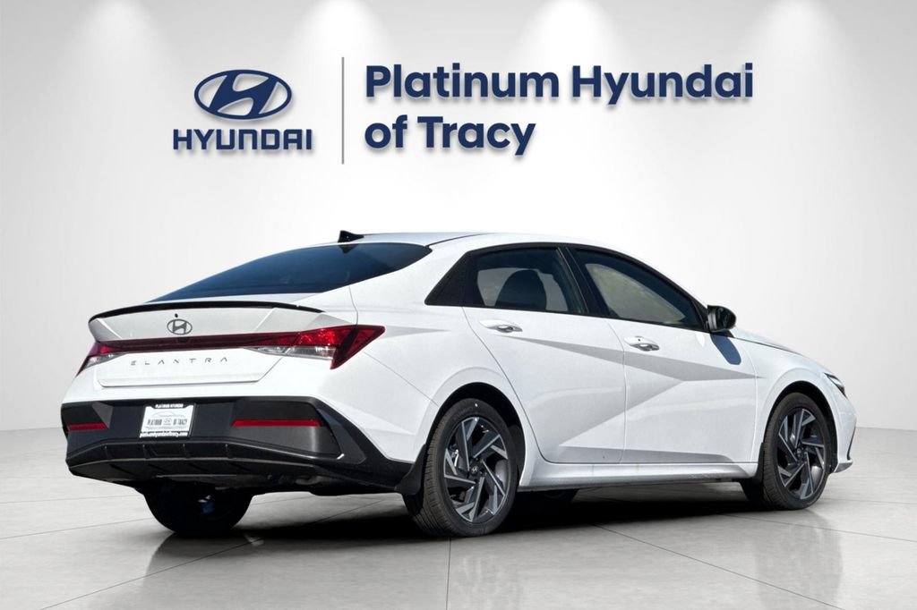 Used 2025 Hyundai Elantra Sport FWD image 4