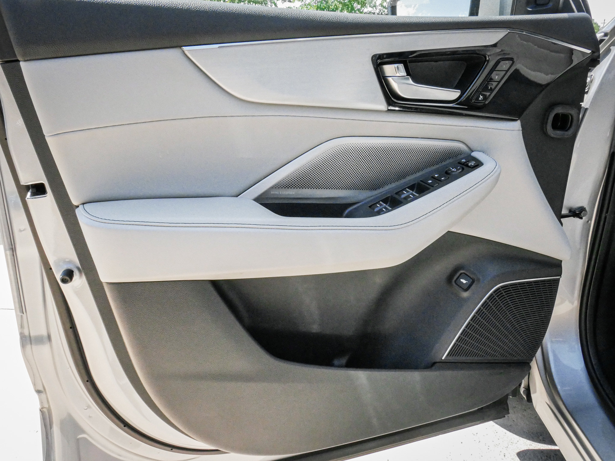 Used 2025 Acura MDX SH-AWD w/ Technology Package image 14