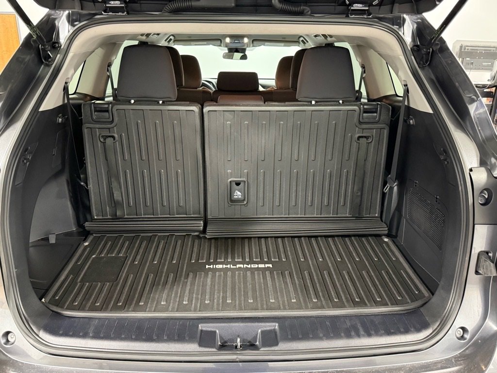 Used 2023 Toyota Highlander L image 18