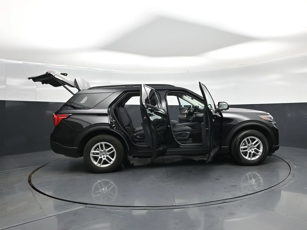 Used 2025 Ford Explorer Active AWD/4WD image 4