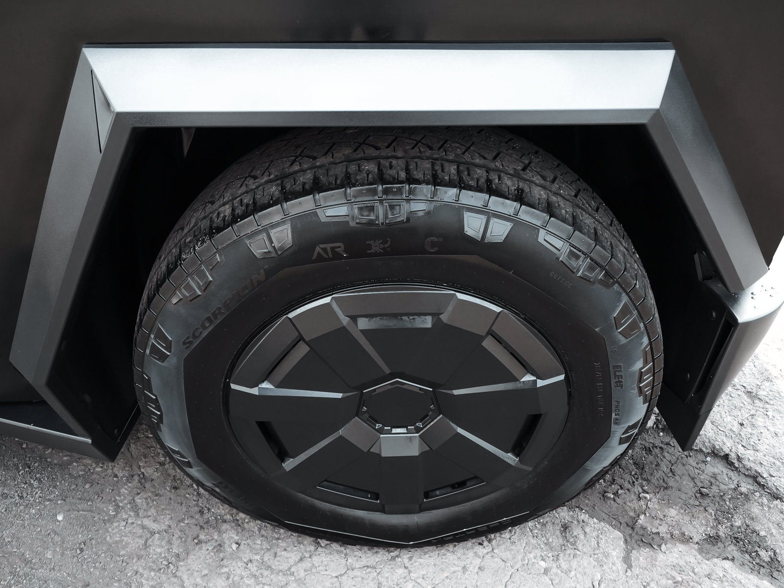 Used 2024 Tesla Cybertruck AWD Crew Cab image 9